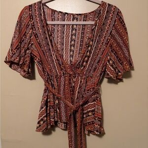 Women’s short sleeve blouse. Size medium.